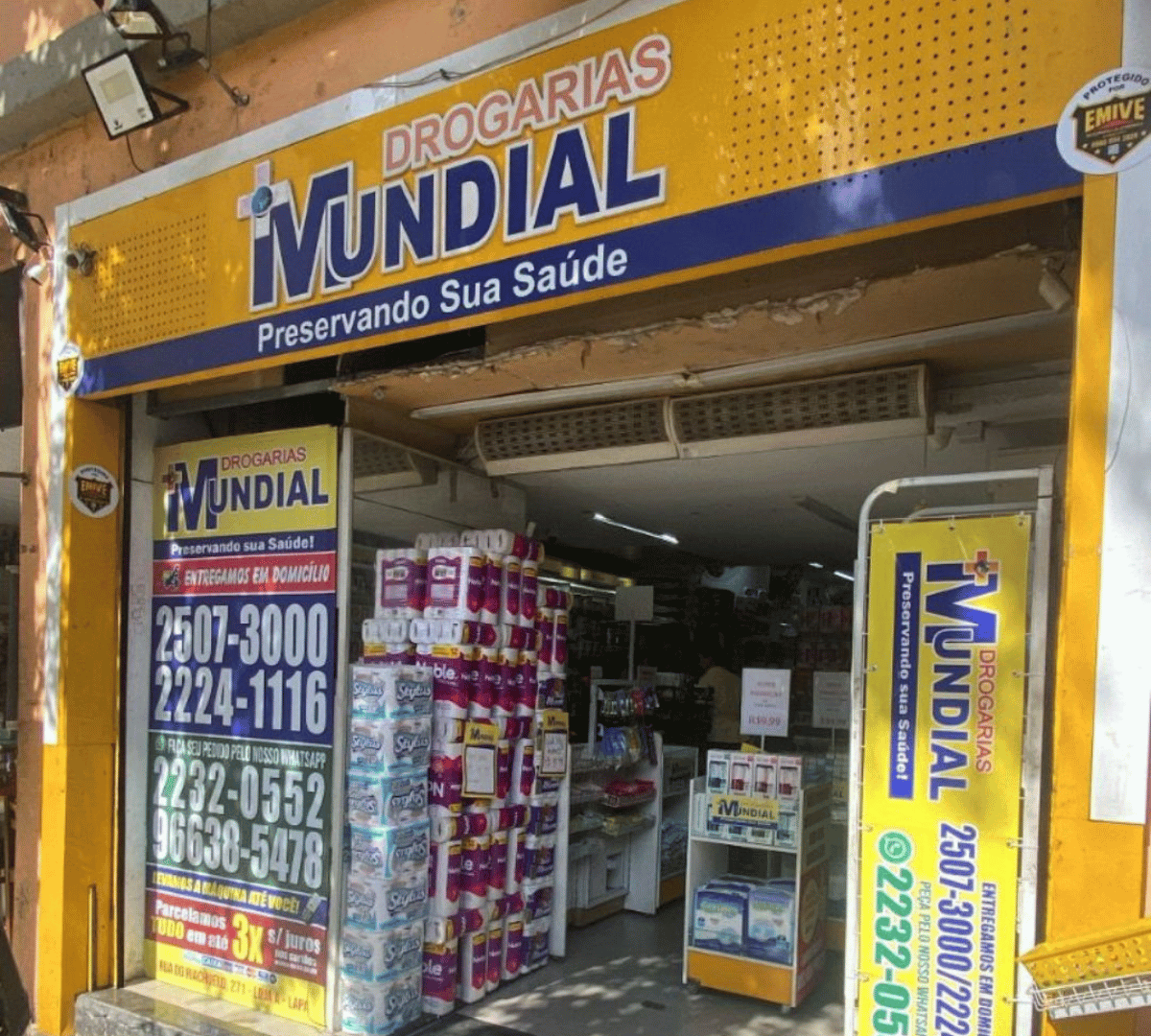 Farmacêutica atendendo cliente com atenção e cuidado