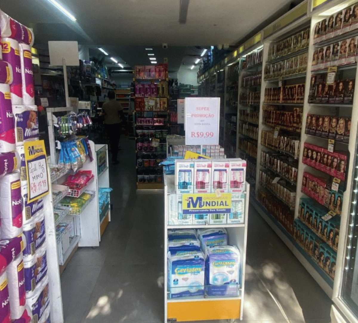 Corredor com ampla variedade de produtos de saúde e bem-estar